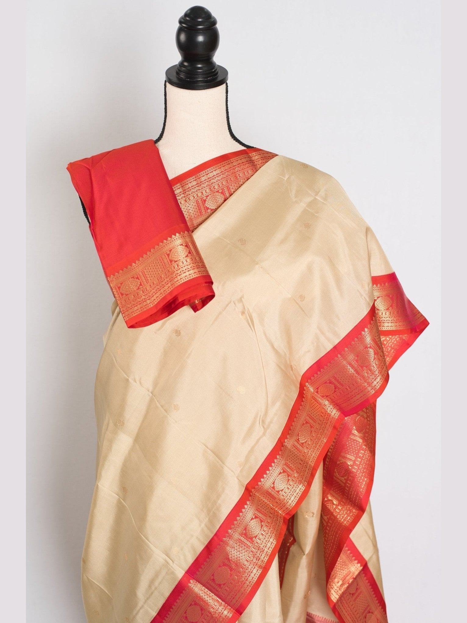 Mohini: Clay White & Coral Pink Kanjivaram Silk Saree | Silk Mark Certified - Courbe et Compagnie