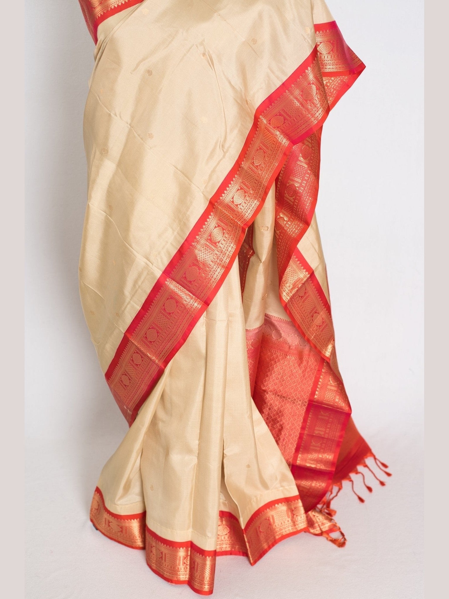 Mohini: Clay White & Coral Pink Kanjivaram Silk Saree | Silk Mark Certified - Courbe et Compagnie