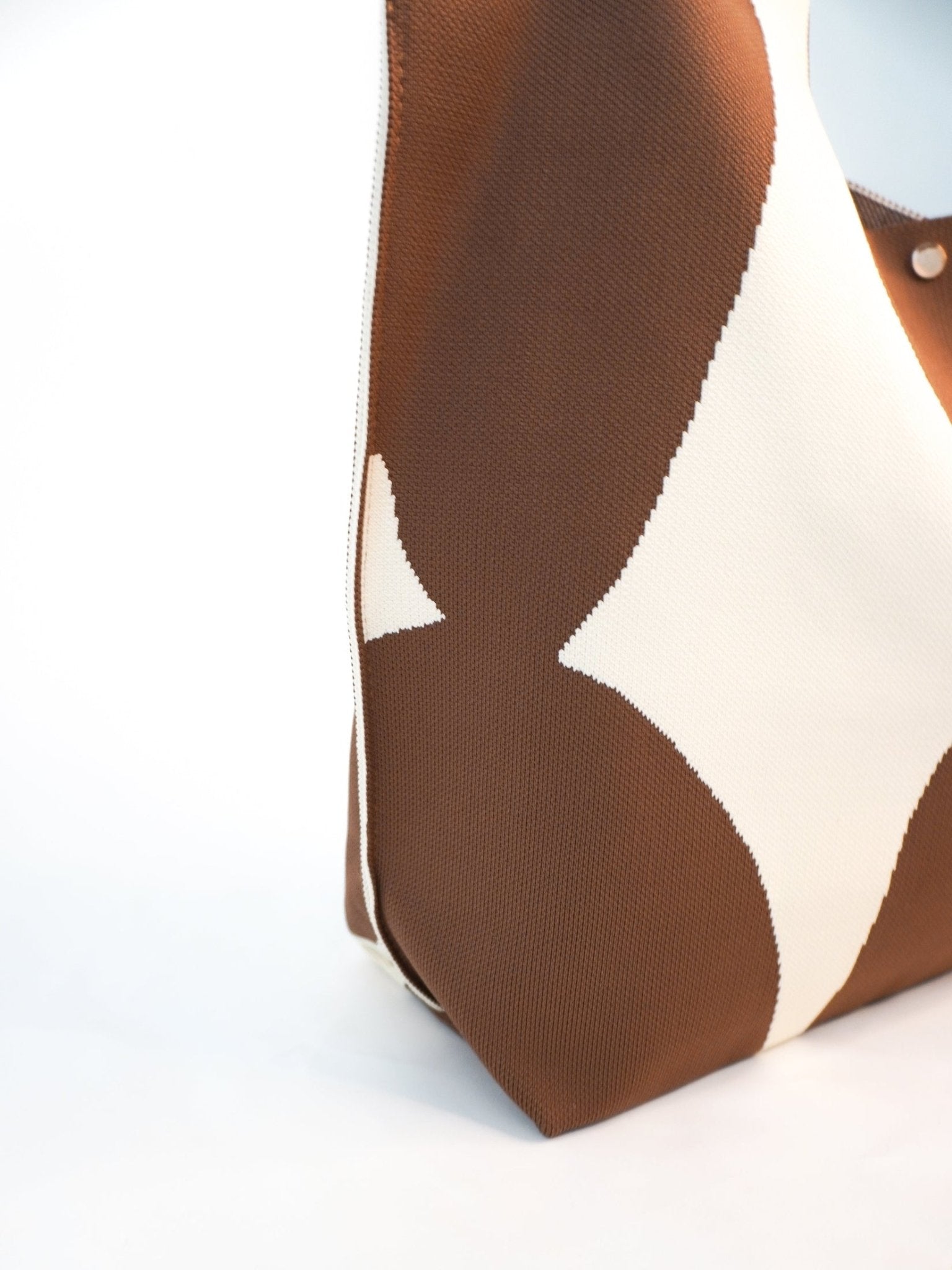 MOOdy Latte Signature Tote - Courbe et Compagnie