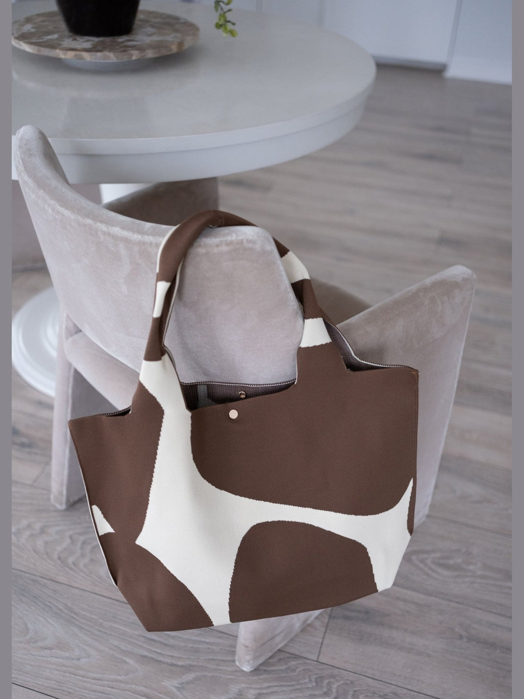 MOOdy Latte Signature Tote - Courbe et Compagnie