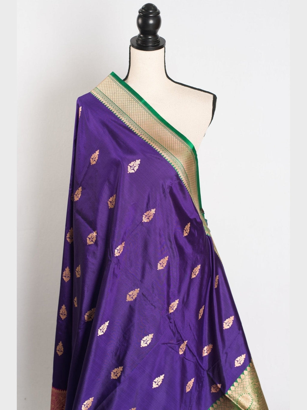 Nayana : Silk Mark Certified Purple Katan Banarasi Saree - Courbe et Compagnie