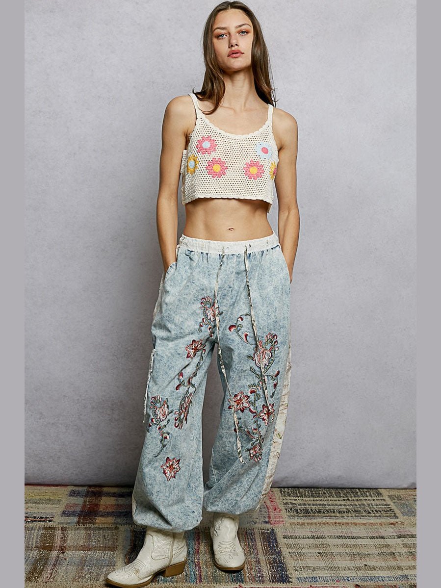POL U-Neck Cropped Crochet Cami with Floral Embroidery Detail - Courbe et Compagnie