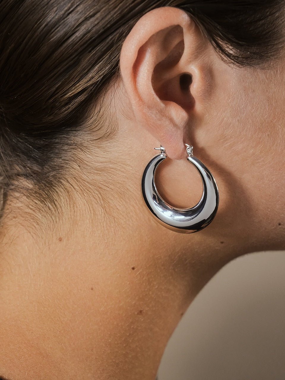 Quinn Tube Hoop Earrings - Courbe et Compagnie