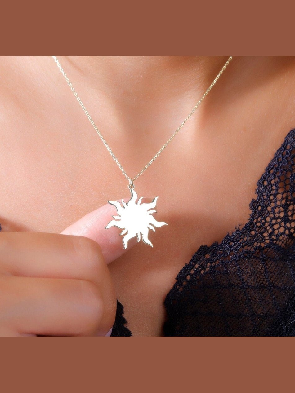 Shimmering Gold Sun Necklace | 14K Dainty Charm | Summer Vibes Jewelry for Women - Courbe et Compagnie