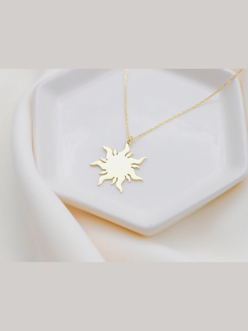 Shimmering Gold Sun Necklace | 14K Dainty Charm | Summer Vibes Jewelry for Women - Courbe et Compagnie