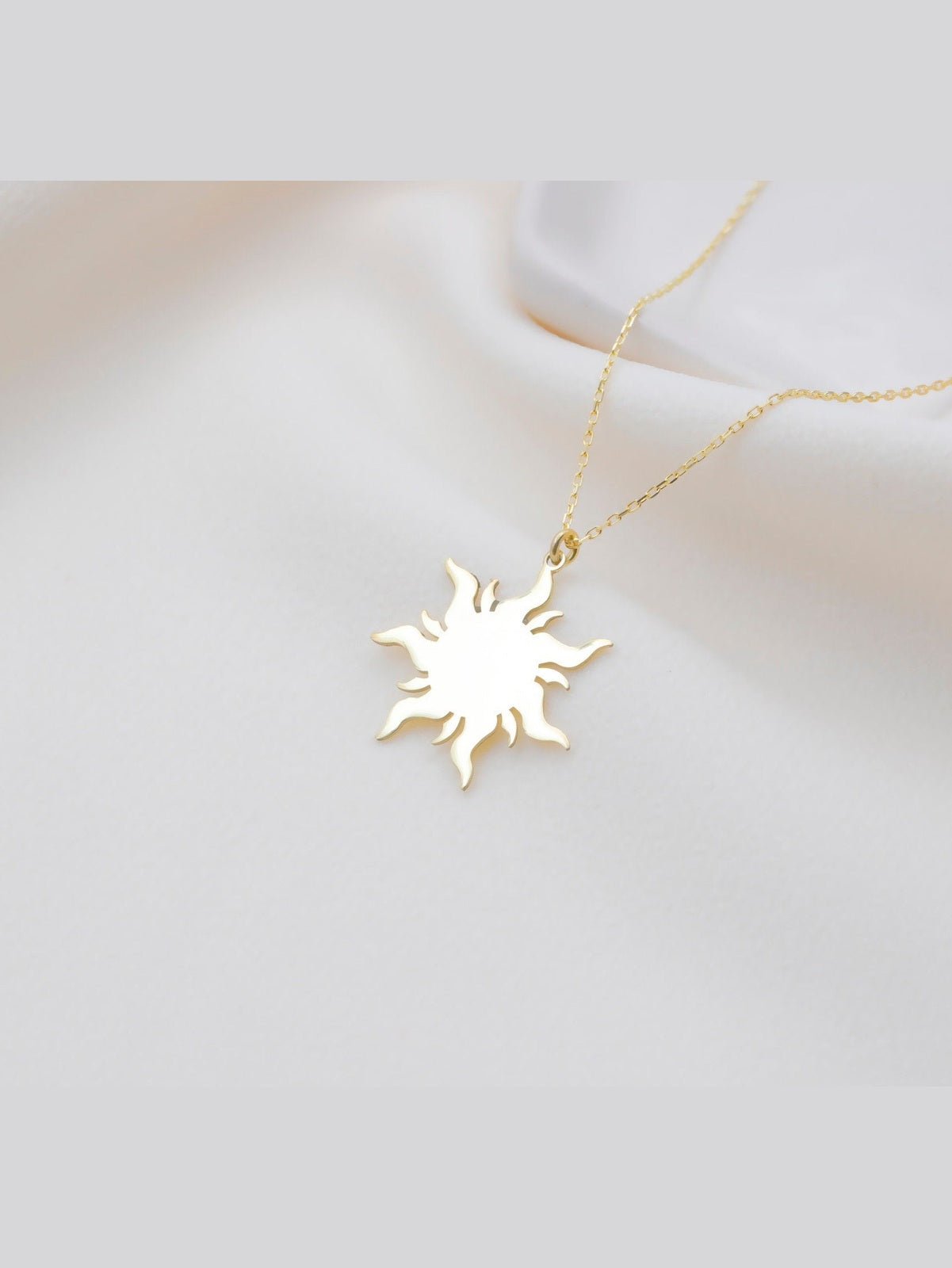 Shimmering Gold Sun Necklace | 14K Dainty Charm | Summer Vibes Jewelry for Women - Courbe et Compagnie
