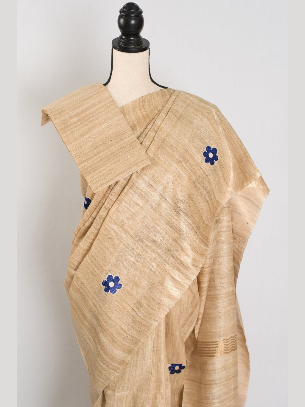 Sohini: Beige Gicha Tussar Saree | Floral Embroidery | Contemporary Handloom - Courbe et Compagnie