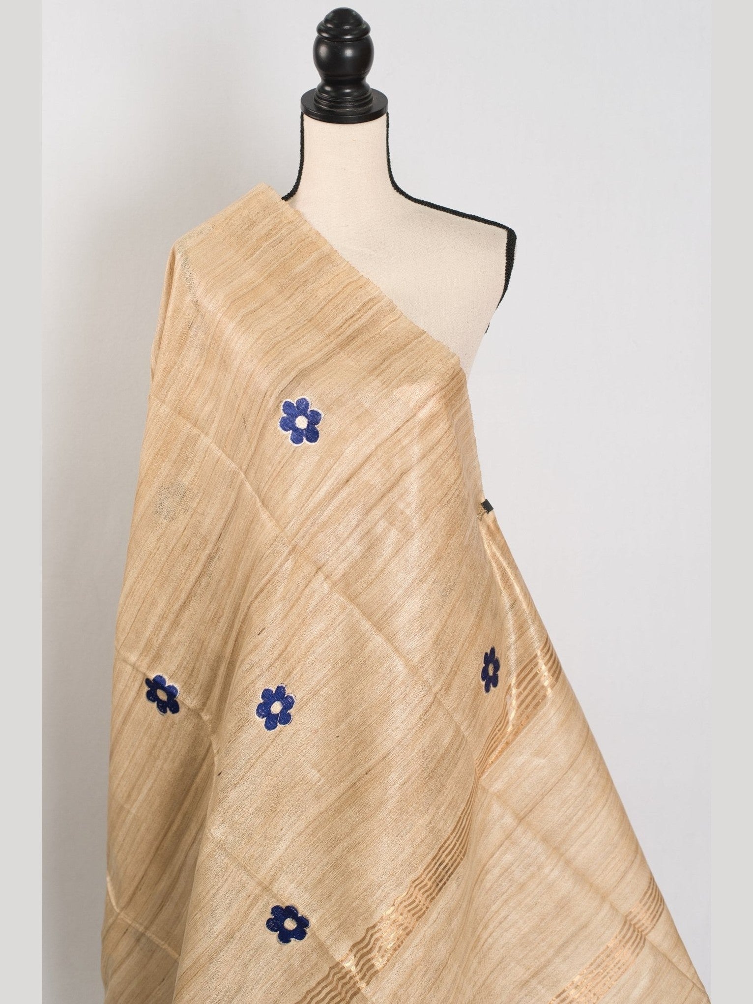 Sohini: Beige Gicha Tussar Saree | Floral Embroidery | Contemporary Handloom - Courbe et Compagnie