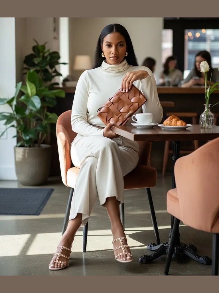 THE ZENOBIA WOVEN CLUTCH - Courbe et Compagnie