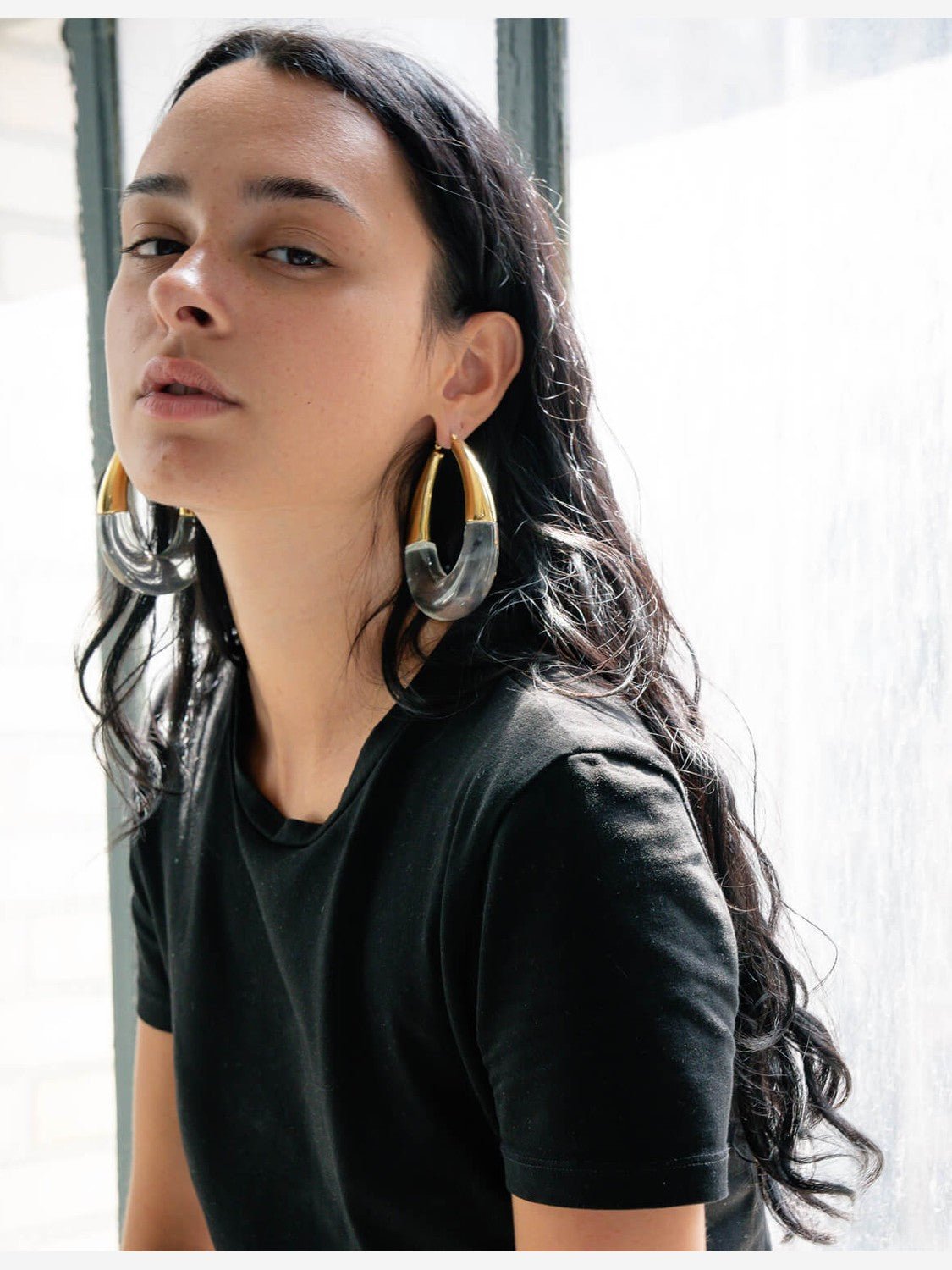 XL Clear Chunky Bucket Hoop Earrings - Courbe et Compagnie